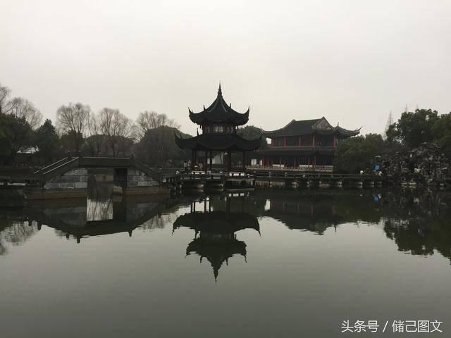 为什么跟我一起干活的女孩子有两次都碰到我的手，就是手心碰手背？
